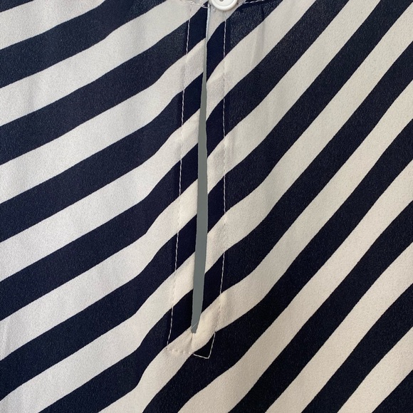 LOFT Sleeveless lightweight blouse, flattering black and white stripe - Picture 6 of 8